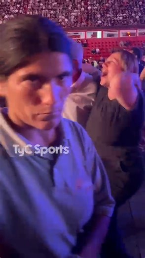 TyC Sports on Instagram: "¡La emoción de la familia! 🥹 Gabino Silva le ganó a Williams Banks en el Párense de Manos y así lo vivió su mamá junto a sus abuelos debajo del ring."