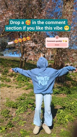 Do you like this vibe?! xx #hoodiegirl #pinkpalmpuffpajamas #dance #whitefox #blue #cuteeeeee