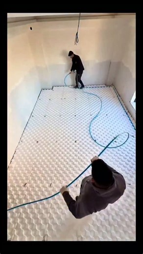 Real Engineerings | Engineering & Technology & Gadgets & DIY on Instagram: "Cozy Comfort: Installing Radiant Floor Heating! 🌡️🏠 ​This is the secret to warm toes in winter! Watch as professional installers rapidly lay down PEX tubing for a radiant underfloor heating system. This method is one of the most efficient ways to heat a home evenly. ​The "Snail" Technique ​The layout is not random; it is designed for optimal thermal distribution: ​The Insulation Base (0:00 - 0:02): The white panels on 