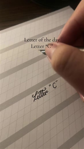 Aprendiendo la Letra 'C' en Caligrafía