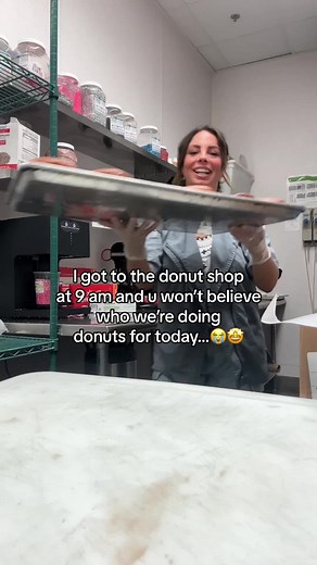 “IM FRIENDS WITH HER U KNOW” 😂😍 #donut #donutshop #entrepreneur #vegas #vegasfood #lasvegas #mariahcarey #familyowned #celebrity #couturedonut