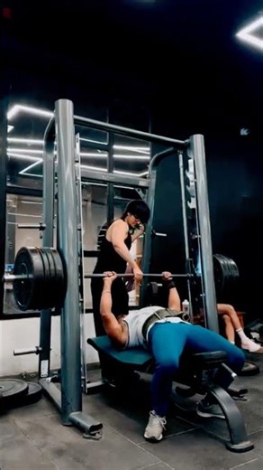 Flat bench press on Smith machine