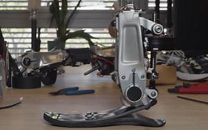 麻省理工学院的工程师为自己打造大脑控制的仿生机械腿假肢【This MIT Engineer Built His Own Bionic Leg】