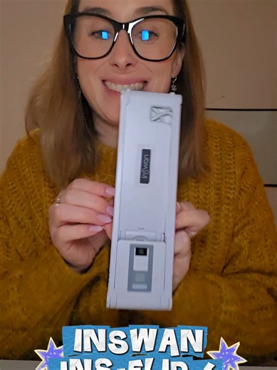 La nueva cámara de @inswan_documentcamera es ultraligera y portátil. Incluye una pequeña bolsa de transporte y destaca por su diseño plegable y compacto. Cuenta con luz LED, micrófono y enfoque automático, e incorpora como novedad una base metálica con imán que permite colocarla fácilmente donde quieras, dejando las manos libres. Ofrece una resolución de 13 MP y grabación de vídeo y capturas en 4K, para que no se pierda ningún detalle. Es un instrumento muy útil para el aula, clases online y for