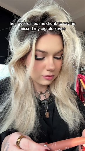 Exploring Dark Romance Themes in Poetry