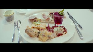 Budapest begeistert nicht nur mit beeindruckender Architektur und spannender Kultur, sondern auch mit seiner vielseitigen Gastronomie. 😋 Probiert euch durch ungarische Köstlichkeiten, wo Tradition und Kreativität perfekt zusammenfinden. 🇭🇺🍷🍽️ | Visit Hungary