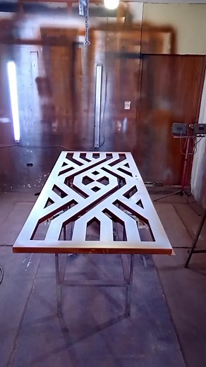 Efecto madera aplicado en puerta tipo reja con diseño #puerta #multicolorsleo #efectomadera #mitrabajo #arte #diseño