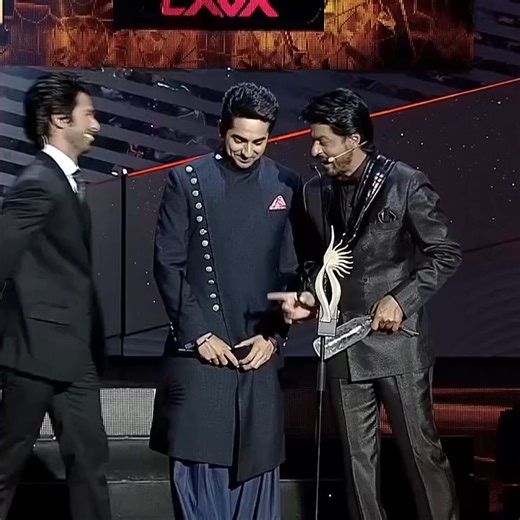 55K views · 932 reactions | SRK Ne Aayushmann Ke Sar Par Fod Di Bottle.. #Shahrukhkhan #Shahidkapoor #IIFA #bollywood #IIFAAwards #Viralvideo #post | IIFA Awards | Facebook