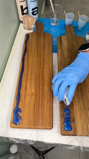 Jess’s Creativecrafts on Instagram: "A longer server board 🌊🌊 Had to do the waves again as it’s a perfect length 🌊🌊 One of a kind, ideal gift for someone or treat yourself 💙💙 Using resin from @mouldd_resin 💖💖 Think I need a bigger work top! #resinart #resinwaves #ocean #servingboard #giftideas"