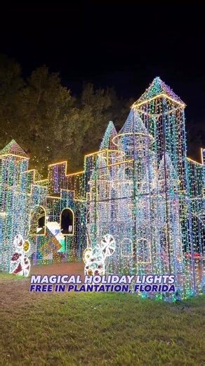 Lovely, light-filled décor with a grand castle you can enter, a fantastic photo opportunity the kids will love, and a chance to take all sorts of holiday photos with the family. 📸 🏰 You and your family can enjoy a dazzling holiday display at Plantation, Florida’s City Hall. ✨ The city hall entrance and building are particularly noteworthy because they are also decorated and prepared for photos, as are the lovely Christmas tree, Chanukkah decorations, and candy theme items. 🎄 📍Plantation City