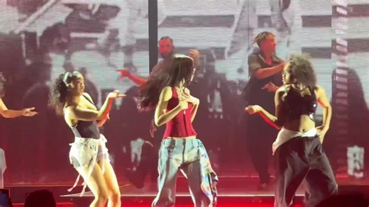 Jennie进行曲 #jennie金智妮 #演唱会现场 #我要上推荐 #跳舞 #热门音乐 #loopk87