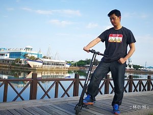 開箱河濱公園吸睛利器！Swagtron Swagger 潮格碳纖維折疊式電動滑板車讓代步休閒好輕鬆 (評測/評價/心得/測試)