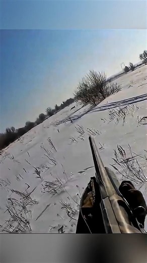 Silent movement, sharp instincts, the hunt gets real.🎯#HuntingLife #deerhunt #FieldHunt #huntingwear