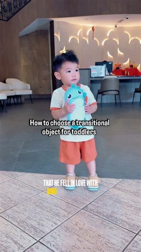 Angela| Family Travels, Activities & Lifestyle 🤍 on Instagram: "A transitional object is a soft, comforting item—like a lovey or cuddle pillow—that helps little ones manage separation, new environments, and big feelings. Research shows that these familiar objects support healthy emotional regulation and can encourage independence. They act as a gentle “bridge” between relying on us, and learning to feel secure on their own. ✨ How to Choose a Good One: • Soft + breathable materials (like Lilbubs