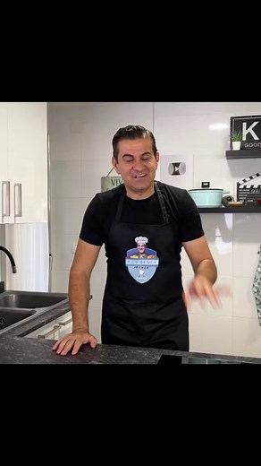 Dulceata de Caise (cu fructele intregi). Daca tot s-au copt caisele si nu am ce face cu ele, va prezint o reteta de dulceata. Ingrediente: 1 kg de caise fara samburi 750-1000 gr zahar 150 ml apa un praf de sare sucul de la 1/2 lamaie | La Sebi acasa