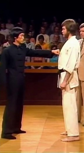 Bruce Lee Counters Chuck Norris 😱