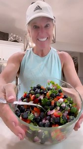 Refreshing blueberry salsa 🫐 This quick and refreshing blueberry salsa is made with all the fresh and delicious ingredients and is perfect for any party! 2 cups of blueberries 1 red bell pepper 1/2 red onion 1/3 cup cilantro Juice of 1 lime 1/2 tsp salt (2 jalapeños seeded for more spice) Serve with cucumber slices and enjoy! ❤️ | Karol Kolm Mayer