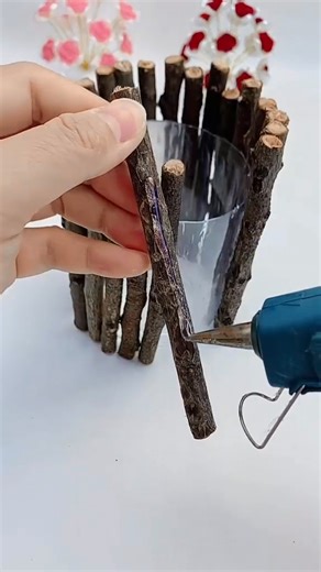 Instructions for making bonsai pots using plastic bottles and wooden plants #DIY #craft #diyhome | Craft 1 Minute