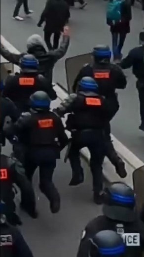 🔴 Manifestant écrasé par une charge de CRS #manifestation #reformedesretraites #paris