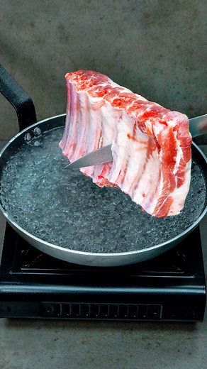 Secretul pe care bucatarii il ascund! Iata cum sa faci cea mai frageda costita! Ingrediente: costițe de porc: 1 kg LA FOC MEDIU: 2 MIN făină: 150 g LA FOC MEDIU: 2 MIN LA FOC MEDIU: 2 MIN ceapă: 4 buc ardei gras roșu: 1 buc sare: 5 g piper negru: 3 g boia de ardei dulce: 3 g ierburi de provence: 5 g bere: 500 ml sos de roșii: 100 g cimbru uscat: 8 g LA FOC MEDIU: 20 MIN parmezan: 20 g pătrunjel: 10 g ceapă verde: 10 g | Cookrate - Romania