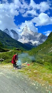 #TravelwithLETS #letslocals #daochengyading Sometimes we need forget all the trifles, start a trip and search for the inner peace. Enjoy the breathtaking scenery in Daocheng yading, Sichuan. | LETS-Share Journey