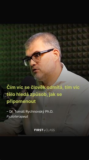 FirstClass.cz | Myšlenky, které posouvají dál on Instagram: "Někdy jsme k sobě největší nepřátelé. Tlačíme na sebe. Trestance za chyby. Děláme, co „se má“ — a když to nezvládáme, obrátíme zlobu proti sobě: „Měl bych být silnější.“ „Neměl bych to tak prožívat.“ „Se mnou je něco špatně.“ Tomáš Rychnovský v podcastu otevřeně říká, že přesně v těch chvílích se začal učit něco zásadního: 👉 Čím víc se člověk odmítá, tím víc tělo hledá způsob, jak to připomenout — bolestí, napětím, únavou. Až když se 