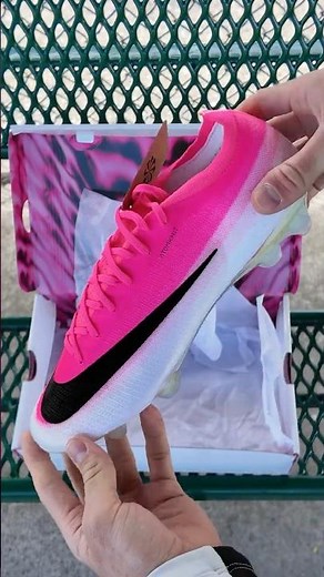 The Nike Mercurial Vapor 17 Elite is here! #nikefootball #soccer #football #futbol ‪@nikefootball‬