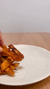 🍔🇫🇷 Notre frenchy burger n'attend que vous... Ne passez pas à côté de cette délicieuse recette de burger garni de viande hâchée origine France, oignons confits et tomme 😋 ✨ Mangez-vous votre burger à la fourchette, ou à la main ? ➡️ Recette ici : https://hfrsh.me/Ru #menu | HelloFresh