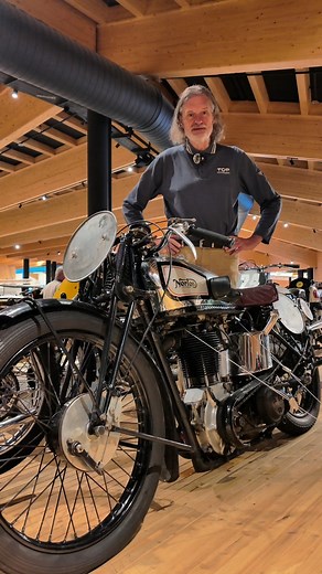 🏁 Norton Racing 1933 – britische Renn-DNA pur! 🇬🇧 In den 1930ern war Norton das Maß aller Dinge im Rennsport. Mit ihrer präzisen Technik, dem legendären „Camshaft Single“-Motor und dem unverwechselbaren Sound dominierten sie die Rennstrecken von Brooklands bis zur Isle of Man TT. 🏍️💨 #racing #norton #motorcycle #museum | Top Mountain Crosspoint
