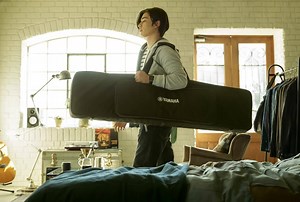 Jederzeit mobil sein, geräuschlos über Kopfhörer spielen, ohne die Nachbarn zu stören, oder deine Freunde auf eine spontane Jamsession einladen: Entdecke deine musikalischen Freiheiten – mit der P-Serie von Yamaha! 🎵 #P125 | Yamaha Keyboards