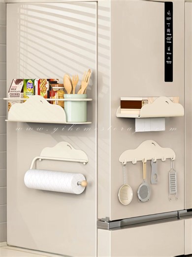 🌟新品上架~ 磁吸式置物架~ 磁吸固定多功能收納架✨ 免釘超方便！ 👉 官網下單：https://reurl.cc/DbeOGN 🦐 蝦皮下單：https://reurl.cc/Vm7zq5 磁吸式置物架必入手！ 🧻 這款磁吸式置物架，簡直是收納小能手！專門針對衛生紙捲、抽紙、佐料罐等多功能設計，不僅方便，還能幫你最大化利用空間！✨ 🍽️ 想要廚房、浴室一目了然？這個置物架完美解決你的收納煩惱！搭配排勾款，讓冰箱側邊都能變身收納大器，實用又美觀！😍 🔧 磁吸固定，簡單好安裝，無需擔心會掉落，讓你的居家生活更加有條理！還在等什麼？快來打造屬於你的整潔空間吧！🌟 #紙巾收納 #廚房收納 #免釘掛式收納 #多功能收納 #調味料收納 #廚房整理 #收納調味瓶 #磁吸收納架 | 逸家居 - 居家收納生活家飾