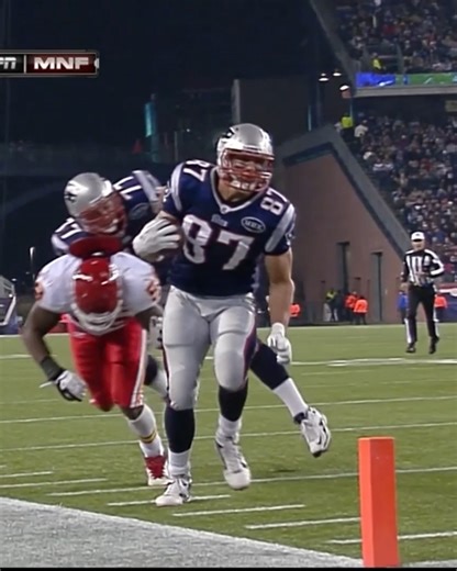 22-year-old Gronk tore up the league in 2011 with 90 catches for 1,327 yards and 17 touchdowns, all career-highs. 🔥 📅: #NationalTightEndsDay – Sunday Oct. 26 | NFL