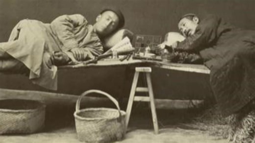 100年前の写真に残る中国23　　巡回する食器修理、壁工事、アヘン中毒、上海の港と船・・・