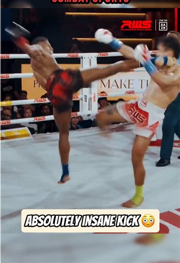 Insane jumping switch kick 🔥 #muaythaifighter #muaythai #kick #ko #rws 🎥: @RWS Rajadamnern World Series