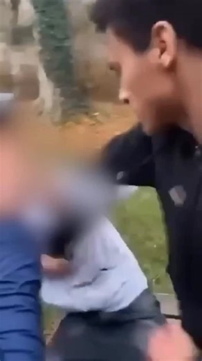 Vlaams Belang on Instagram: "Vreselijke beelden uit het West-Vlaamse Veurne. Een jongen werd eergisteren zwaar mishandeld en belandde op intensieve zorgen met bloedingen in het hoofd. Is dit werkelijk het Vlaanderen dat wij willen? In tegenstelling tot de andere partijen kijkt het Vlaams Belang niet weg. Tijd om recht en orde te herstellen, want de angst moet van kamp veranderen. Wie dit doet, hoort niet thuis in onze samenleving!"