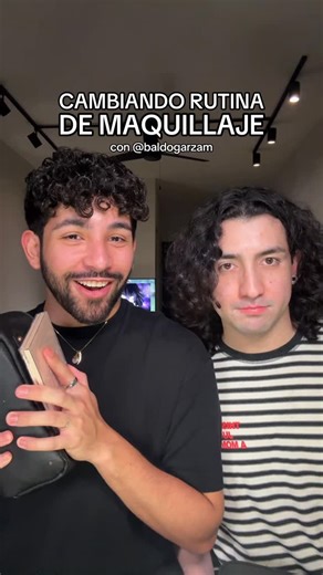 Luis Carlos Garza on Instagram: "cambiando rutinas de maquillaje con @baldogarzam 🔄 rutina de Luis Carlos: @benefitmexico - porefessional primer @maybelline - lumimatte foundation @esteelaudermx - double wear concealer @beautycreations_mx - contour stick @urbandecaymx - hydromaniac liquid blush @onesize - loose setting powder @smashboxcosmetics - halo sculpt + glow palette @kikomilanomex - everlasting colour precision lip liner @maccosmetics_mex - macximal lipstick “fleshpot” rutina de Baldo: b