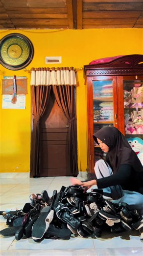 Sandal Wanita: Rekomendasi Paket Sandal dan Tas Selempang