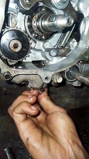 59K views · 621 reactions | Install the cam chain tensioner #mechaniclife #mechanic #viraluse #fblifestyle | Mahmud Yunus | Facebook