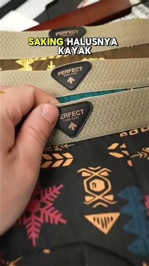 Seluar pendek lelaki dengan motif klasik 80-an