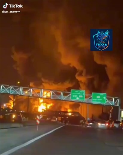 Detik-detik Kebakaran Hebat Kilang Minyak Tondgooyan di Teheran Video ini menunjukkan momen mengerikan saat kebakaran besar melanda Kilang Minyak Tondgooyan di Teheran selatan. Api membubung tinggi ke langit malam disertai asap hitam pekat yang menyelimuti area sekitar. Kebakaran ini memicu kepanikan warga dan pengendara yang melintas di jalan tol dekat lokasi kejadian. Pihak berwenang segera mengerahkan tim pemadam kebakaran untuk mengendalikan kobaran api yang sangat masif tersebut. ​Lokasi Ke
