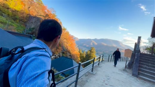 かつて、山形から仙台に抜けるローカル電車から見た岸壁に連なる山寺。その名も「山寺」。駅名も「山寺駅」。いつか行って見たいと思い続けて、十数年。遂に、天空にそびえるお寺（神社？）に到達したのだ〜。 明日から雪が降るかものギリギリの紅葉タイミングの美しい夕日の瞬間に立ち会えた〜。日頃の行いがいいからだなぁ〜。Discover Japan. | Tatsuya Narazaki