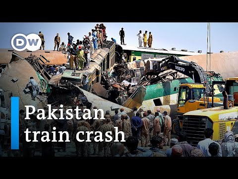 Dozens killed in Pakistan train crash | DW News