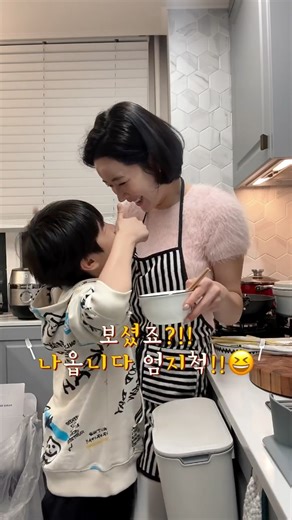dayee Jeong 의 mwah💋 육아하며 성장중🚸 on Instagram: "내일 반찬 또 뭐하세요?!🥹😂 봄방학 시작된 우리 엄마들 화이팅!!✊🏻 그래서 제가♥️ 영양만점인데다가_ 반찬으로도, 간식으로도, 안주로도🤭 초초초 간단한 레시피 낋여왔습니다!!👍🏻 💋영양 궁합 “단백질과 면역을 함께 채우는 조합” 소갈비: 단백질, 철분, 아연 표고버섯: 베타글루칸, 비타민D, 면역·장 건강 → 아이부터 어른까지 균형 잡힌 한 그릇 이에요♥️ 이거는 진짜 역대급 쉬운 메뉴에요 저장할 필요도 없으시려나요?!😍🙏🏻 🥩갈비살, 표고 떡 볶음😋 인분: 4인분 조리시간: 20분 재료: 갈비살 300g, (밑간 양념1:간장 2큰술, 설탕 1큰술, 맛술 1큰술, 참기름 1작은술, 후추, 마늘 1작은술)