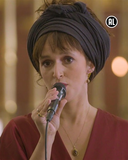 Anouk Dorfmann zingt 'Met open armen' Beluister hele lied via de link de reacties 👇 ➡ Stream Petrus in het land op NPO Start | Petrus in het land