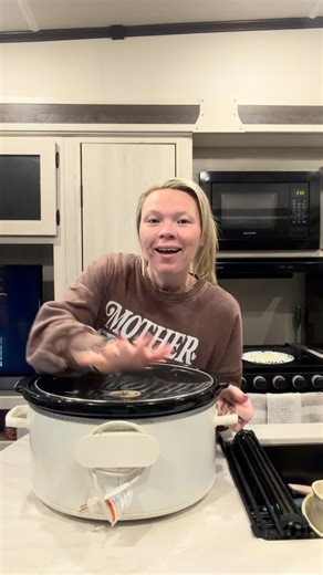 Easy dinner idea! French Onion Dip Sandwiches! #travelingwifelife #fulltimervliving #camper #dinneridea #easydinner #cheapmeals #crockpot #crockpotrecipes #beautifulbydrew #crockpotmeal | Michelle Coughran