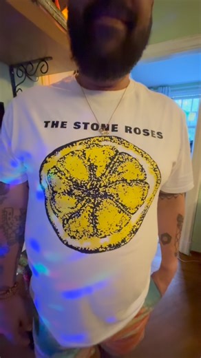 Mani, o baixista do Stone Roses e do Primal Scream, merece todas as homenagens desse feed. O Stone Roses foi a banda que moldou meu gosto musical e abriu minha cabeça para a dance music quando eu ainda nem sabia que precisava dela. O estilo deles influenciou até meu jeito de vestir — literalmente virei outra pessoa. Quando comecei a gostar da banda, eu era praticamente um peixe fora d’água. Enquanto meus amigos estavam no Guns N’ Roses e Legião Urbana, eu estava lá, viajando nas guitarras brilha