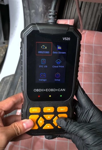 No computer or app needed—just plug it in and it'll tell you what's wrong with your car.#tiktokshopitalia #obd2 #scanner #checkengine #checkenginelight