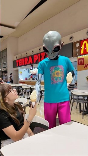 👽 ALIEN bought ICE CREAM 🍦 for Elif and Zeynep! 😱🤣🌈✅❤️💚💜