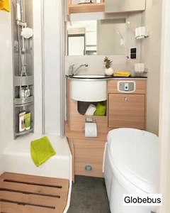 Duschen auf Campingplätzen – besser als ihr Ruf? Oft, aber manchmal eben doch nicht wie die Wellness-Dusche zu Hause. Gut, dass unsere Dethleffs Wohnmobile und Wohnwagen mit ihren vollausgestatteten Bädern eine Alternative bieten. Wir wollen von euch wissen: Duscht ihr lieber in euren eigenen vier Wänden auf Rädern oder nutzt ihr immer das Angebot auf Stellplätzen? | Dethleffs - A friend of the family