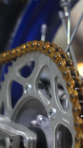@didchain ERT3 chain on our 2026 Yamaha YZ450F🔵🔵 Investing in a good chain is investing in your safety. @didchain’s chains🔗 are like gold to the MXA test riders. | Motocross Action